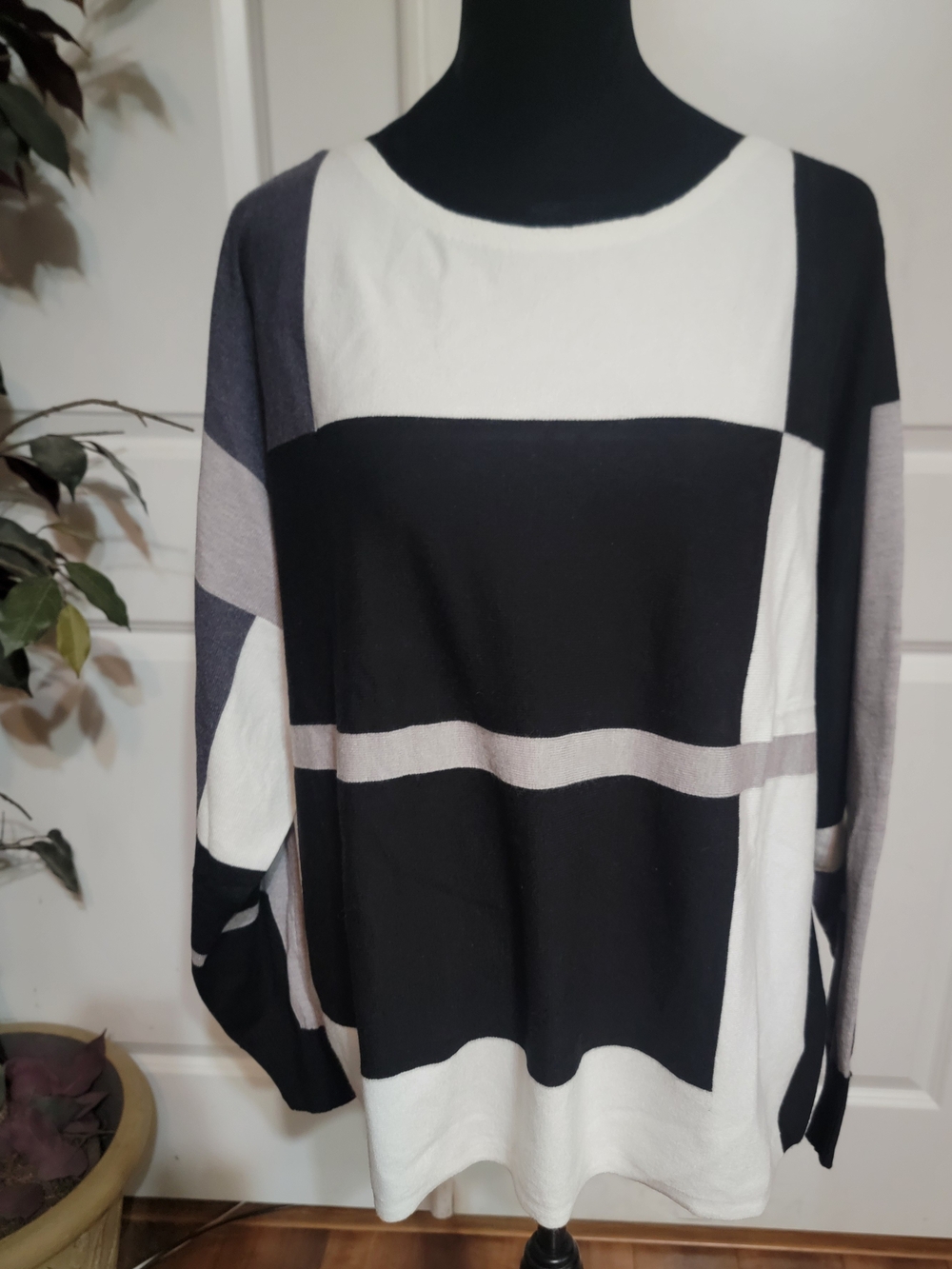 Women's Colorblock Black, White & Gray Pullover Sweater